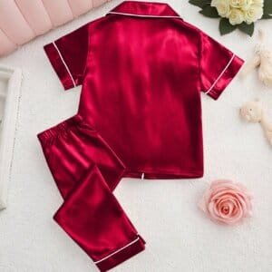 Pijama burdeos satén con líneas en contraste