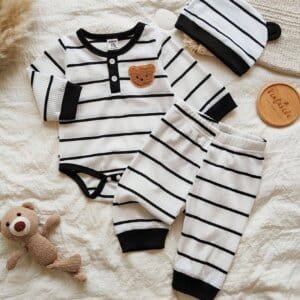 Conjunto rayado blanco y negro con oso