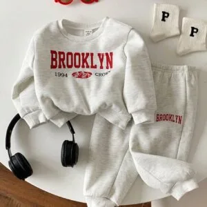 Conjunto deportivo gris con letras Brooklyn