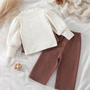 Conjunto floral texturizado marrón de manga larga