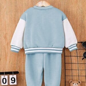 Conjunto azul deportivo con chaqueta estilo béisbol