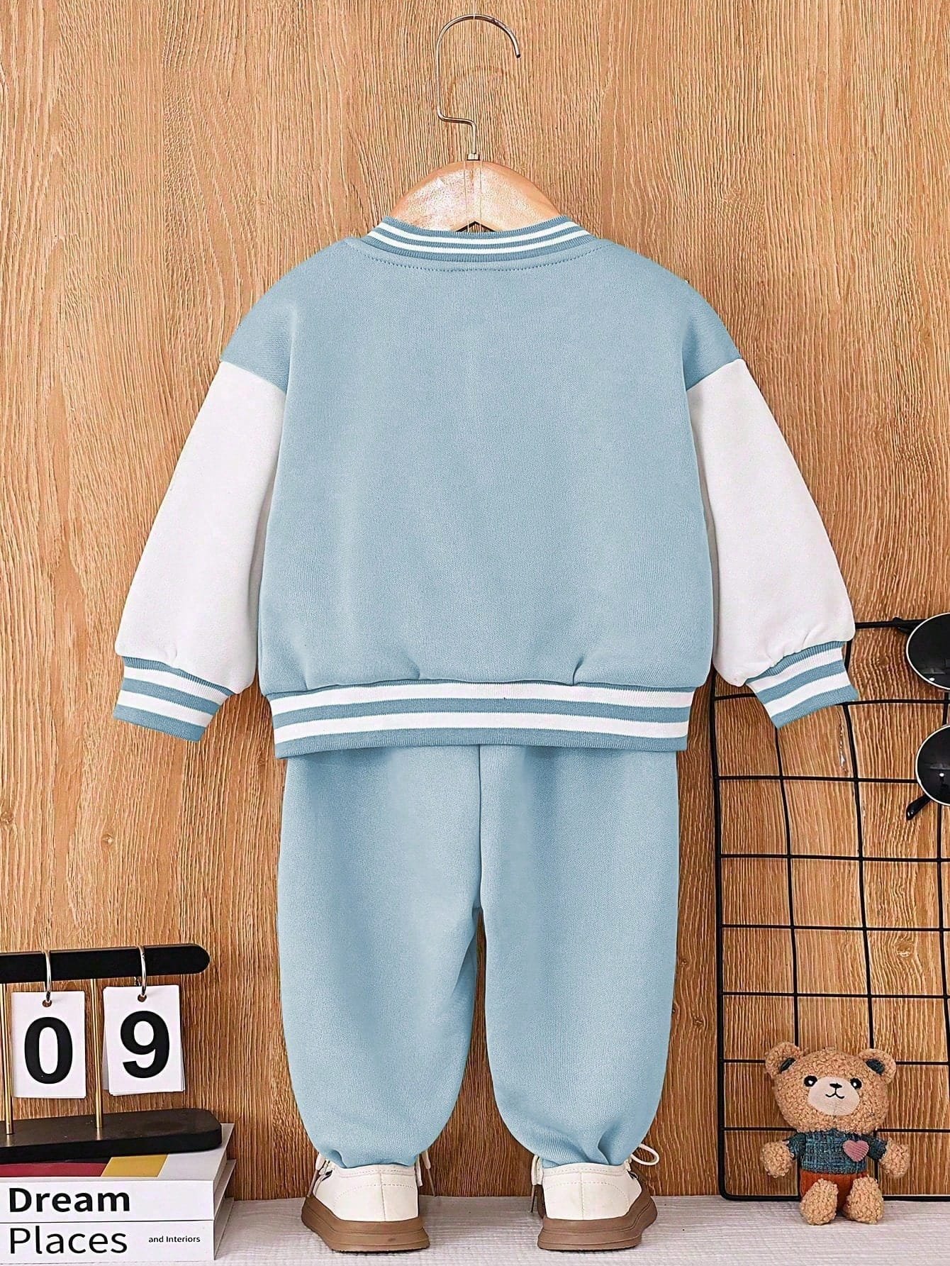 Conjunto azul deportivo con chaqueta estilo béisbol