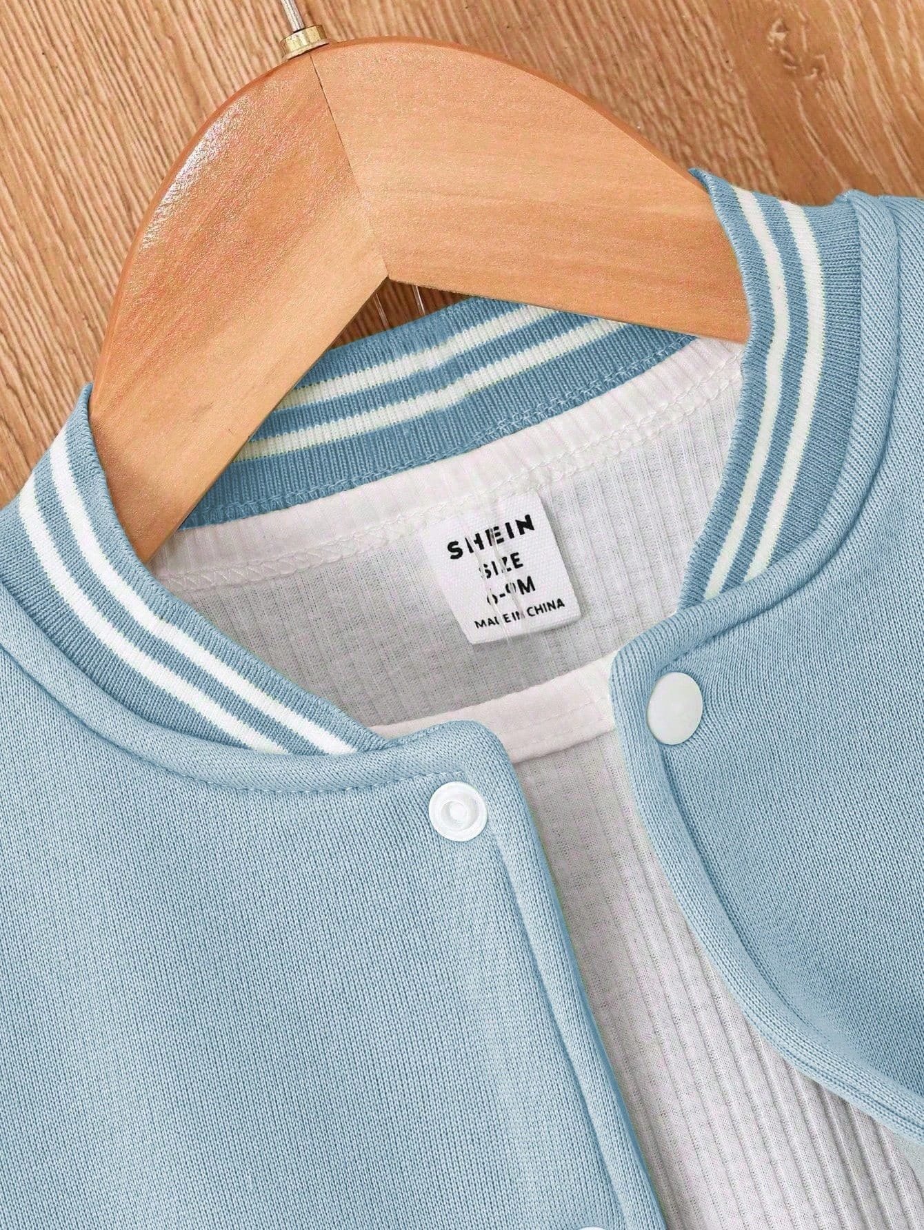 Conjunto azul deportivo con chaqueta estilo béisbol