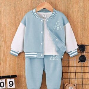 Conjunto azul deportivo con chaqueta estilo béisbol