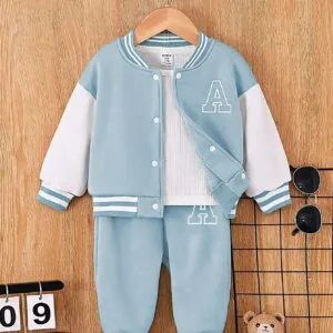 Conjunto azul deportivo con chaqueta estilo béisbol