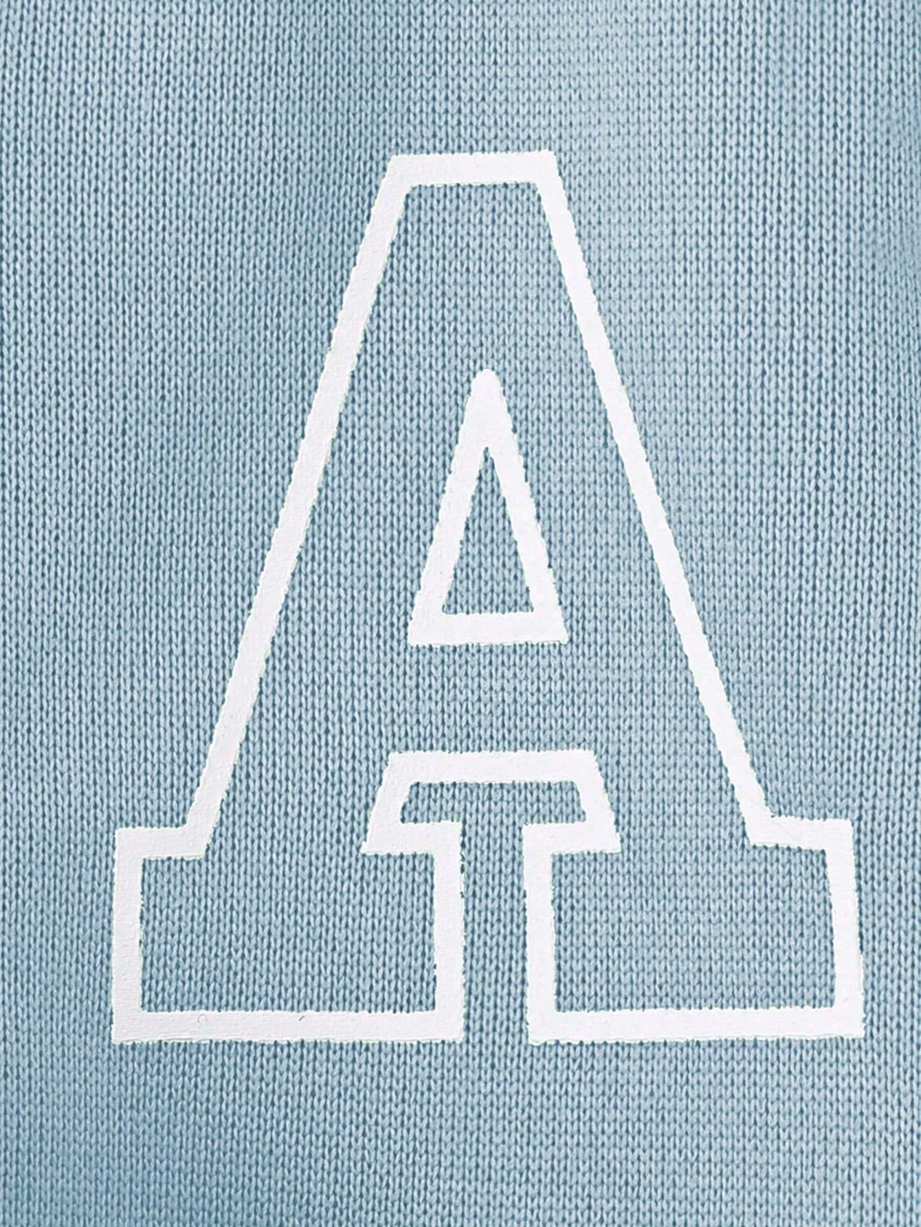 Conjunto azul deportivo con chaqueta estilo béisbol