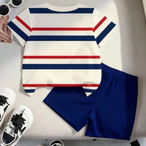 Conjunto rayado deportivo azul con shorts cómodos