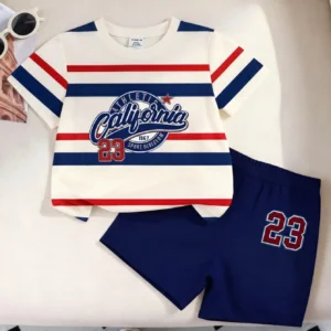 Conjunto rayado deportivo azul con shorts cómodos